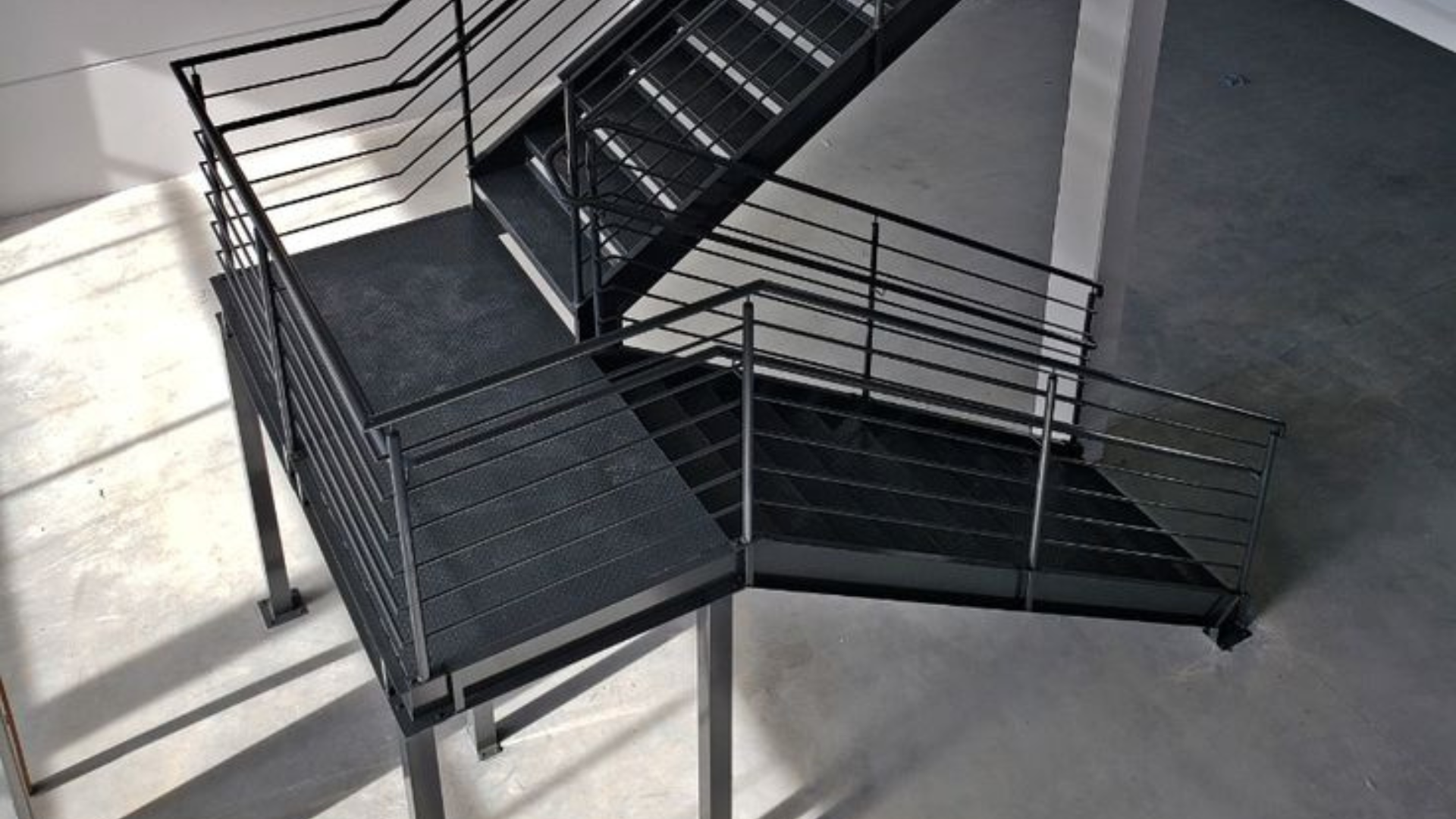 Imponente escada metálica industrial em um átrio moderno