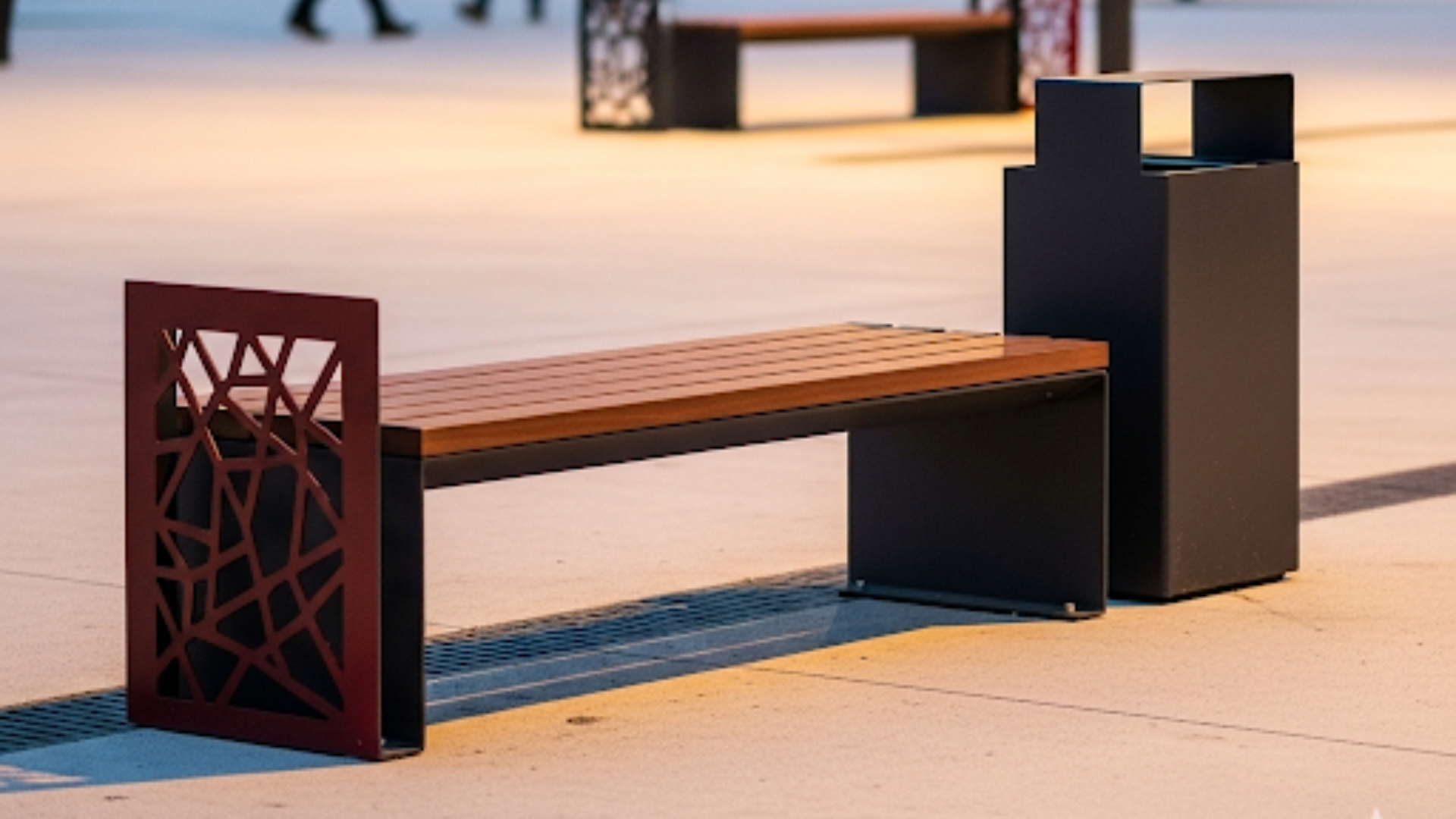 Praça moderna ao entardecer com bancos e lixeiras de design da Gofer Metais